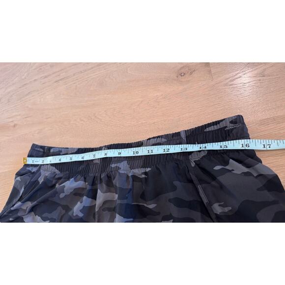 ATHLETA PRINTED MESH RACER RUN SHORT 4” black camo size large - Picture 10 of 14